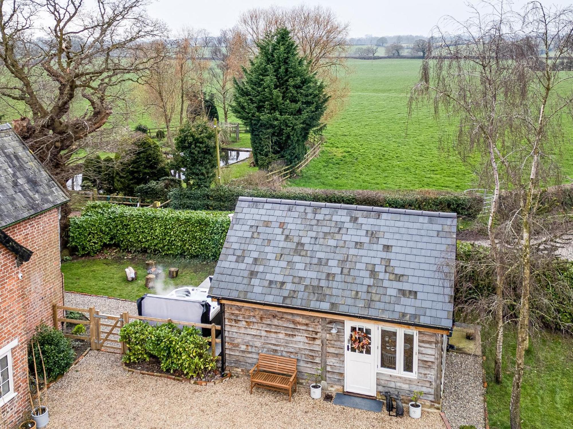 Oak Tree Hideaway Villa Whitchurch  Eksteriør bilde