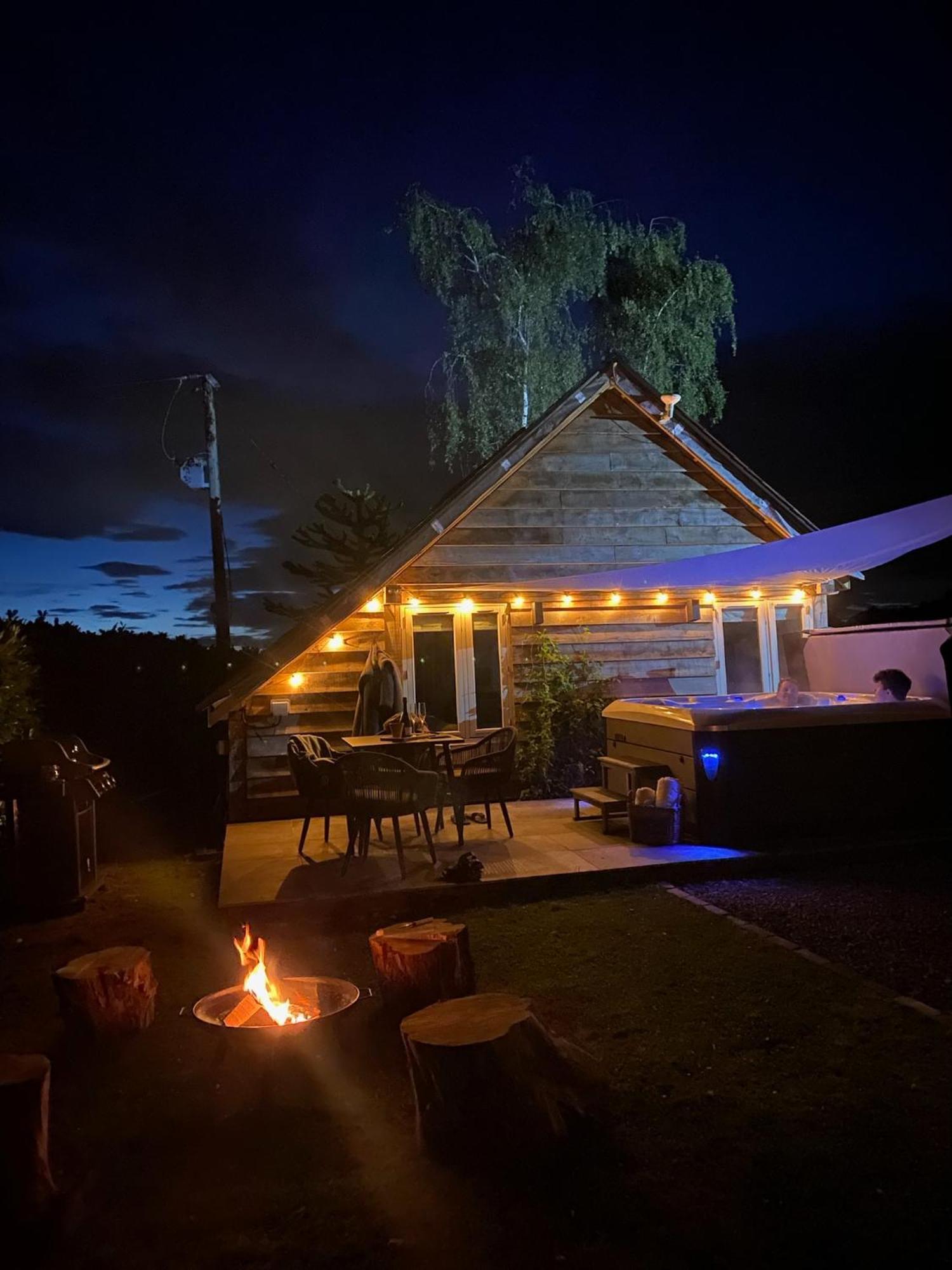 Oak Tree Hideaway Villa Whitchurch  Eksteriør bilde